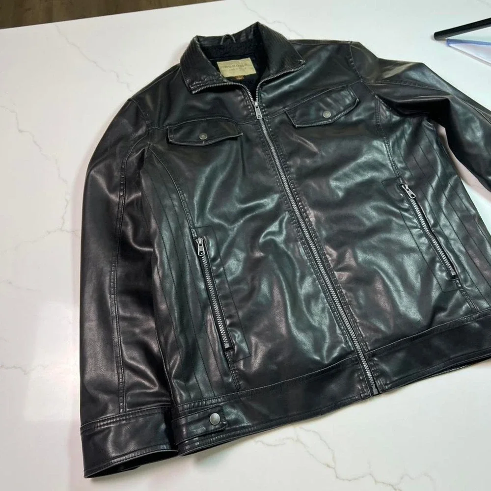 Vintage men's Sonoma black leather biker jacket with Sherpa lining